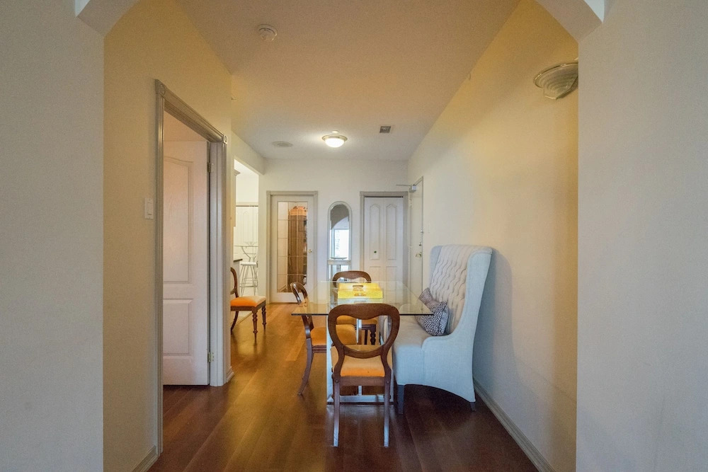 Applewood Suites - 2 Bdrm King West