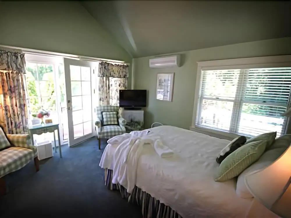 Metivier Inn