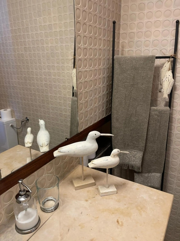 Lovely 2 bedroom with a pool in front of the beach