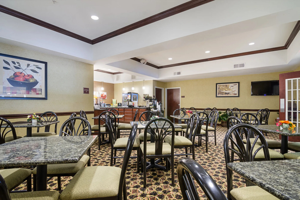 Holiday Inn Express & Suites - Olathe South by IHG