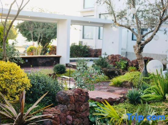 Yoyo Erting Sea-view Designer Guesthouse (Erhai Ecological Corridor Branch)
