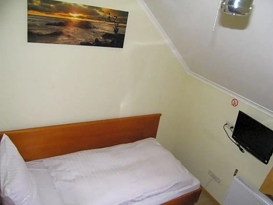 Hotel Restauracja Tawerna Gliwice - duży parking gratis