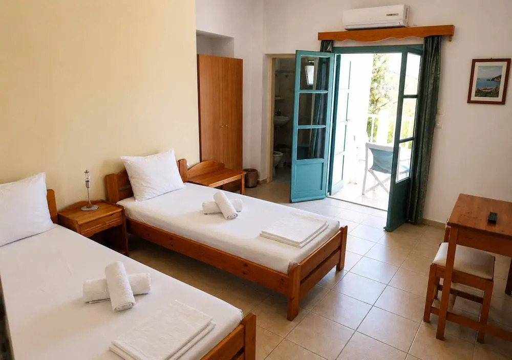 Hotel Elena - Cozy Seaside Triple Suite in Skyros