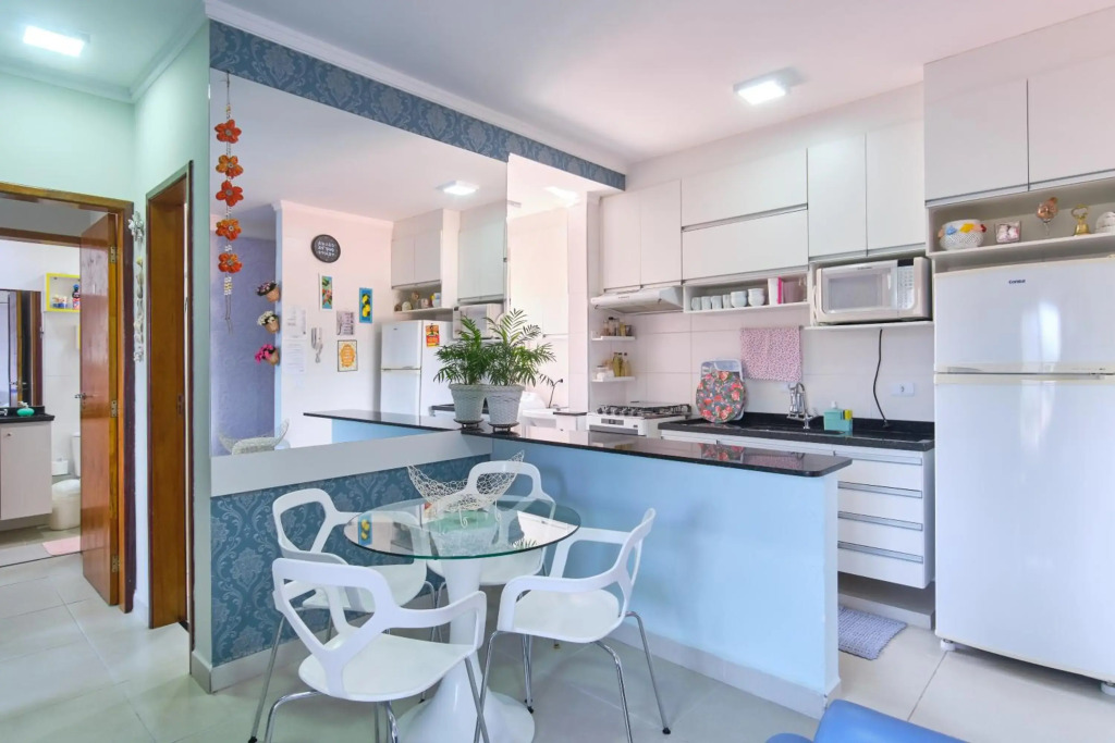 Confortável apartamento com ar, piscina, sacada Gurmet a 1 km da praia Grande