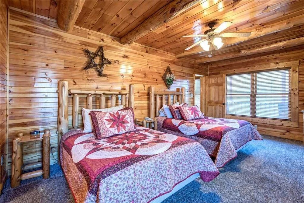 Hemlock Inn - Eight Bedroom Cabin