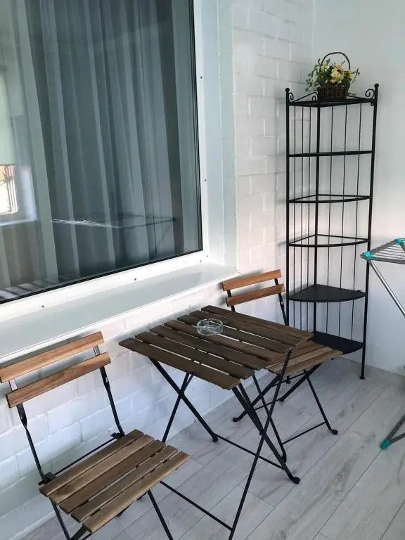 Ujutnaja kvartira v tsentre goroda s sovremennym dizajnom
