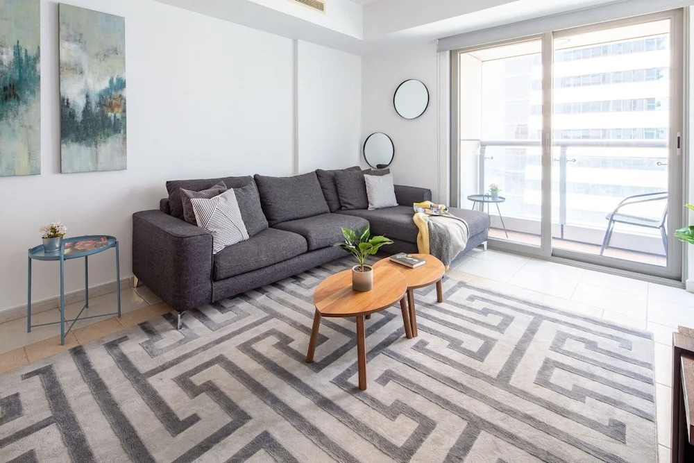 Elegant and Spacious 2BR w/ Sea Views in Marina!