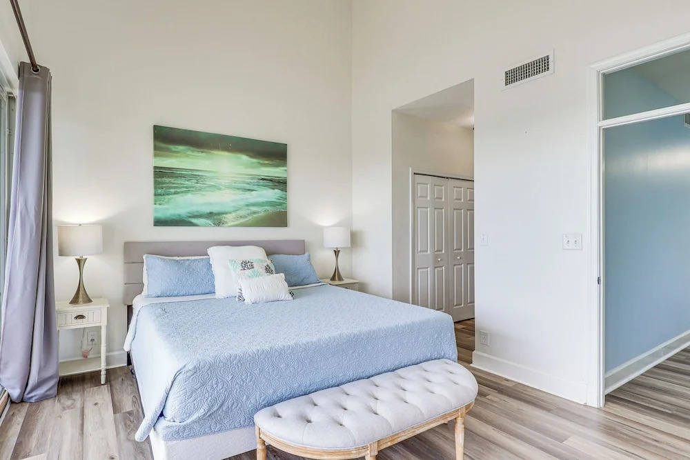 Walk to Beach & Marina! Ruskin Resort Retreat