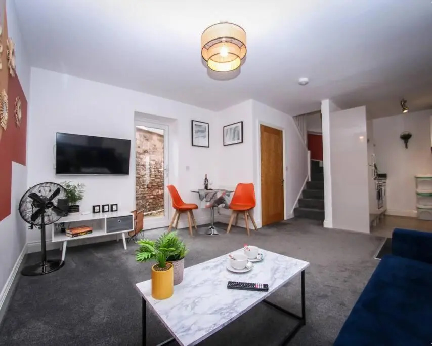No15 Luxe Living Elegant City Home-1 Bed-Garden-Wifi-Private Parking-Beach-City