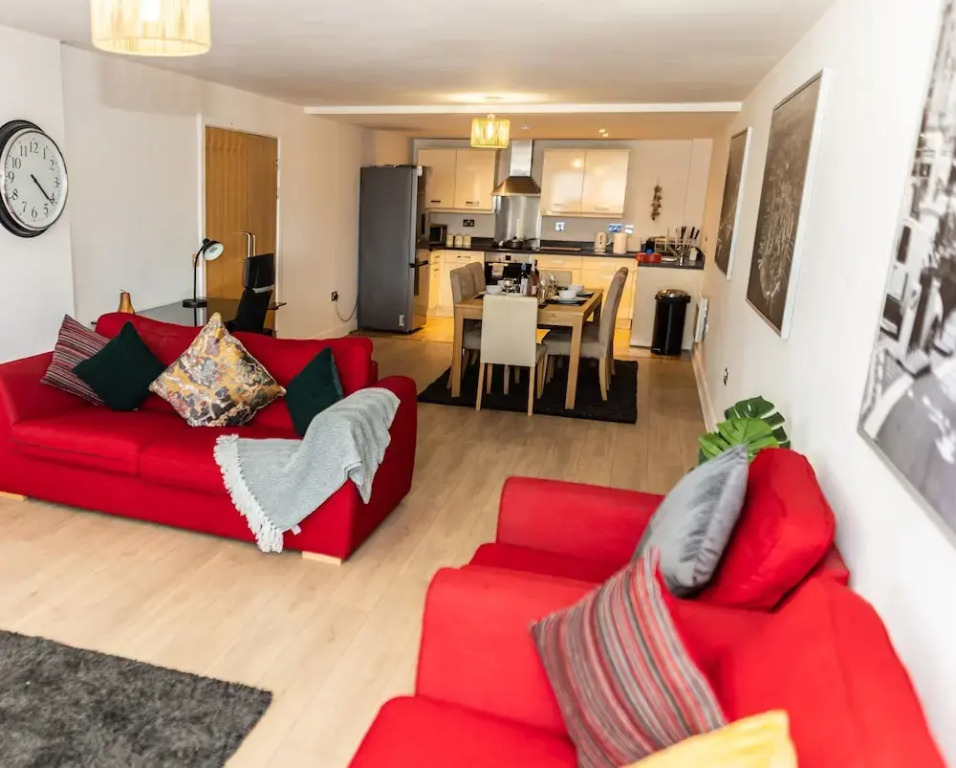 Apartment Sleeps 6 With Balcony and Parking