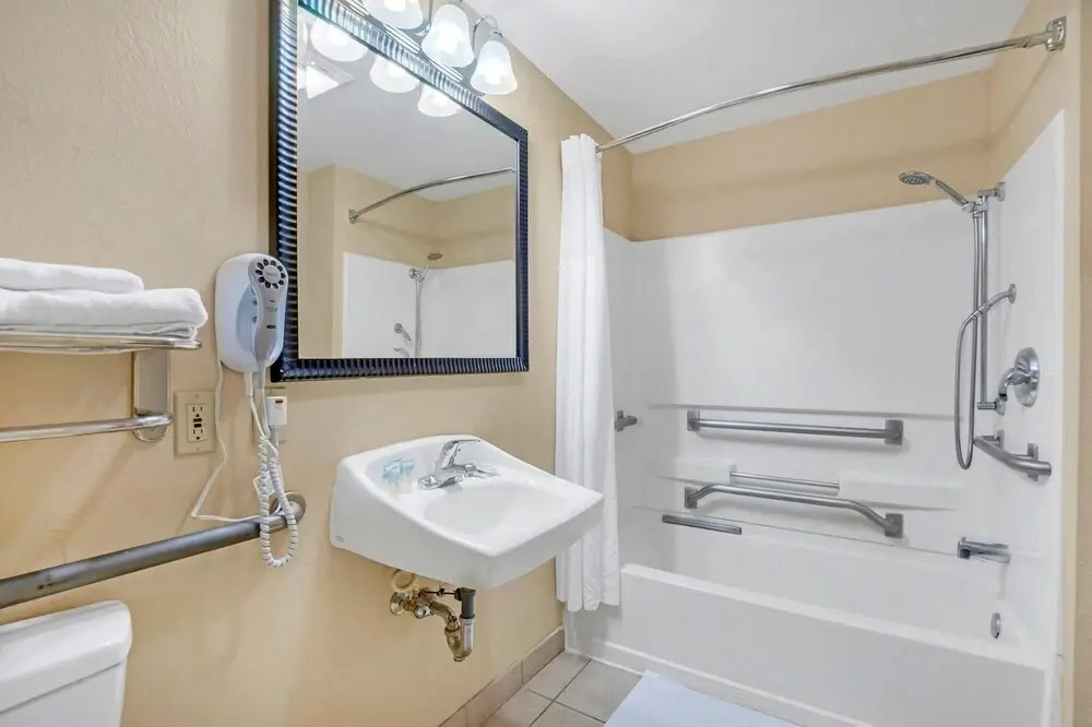 Near Disney - 1BR Executive Suite With King Bed - Pool and Hot Tub