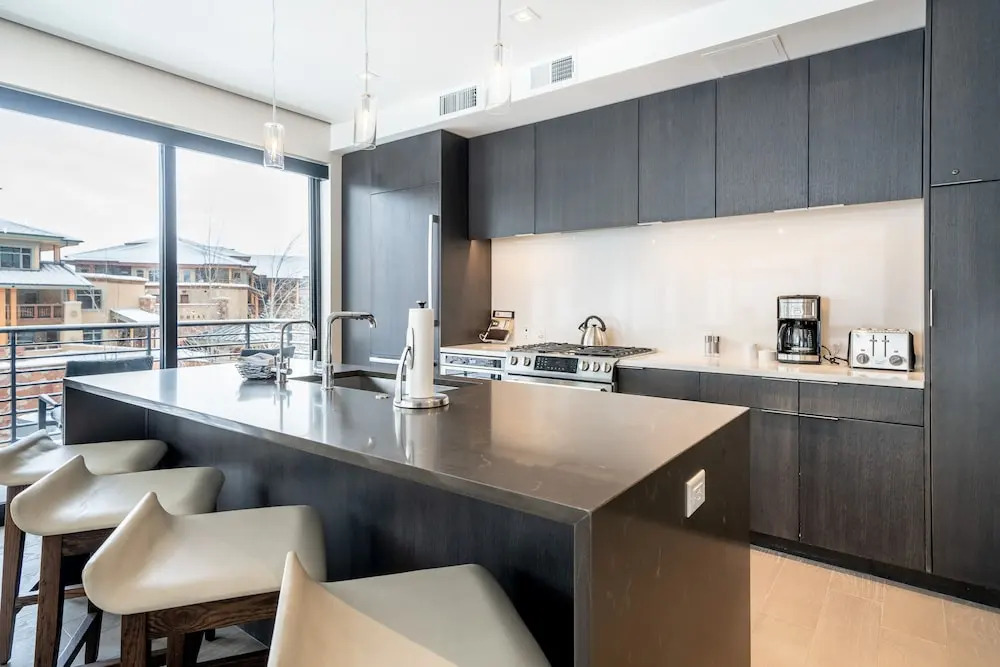 New Listing! Designer Ski-in/ski-out W/ Pool & Gym 3 Bedroom Condo