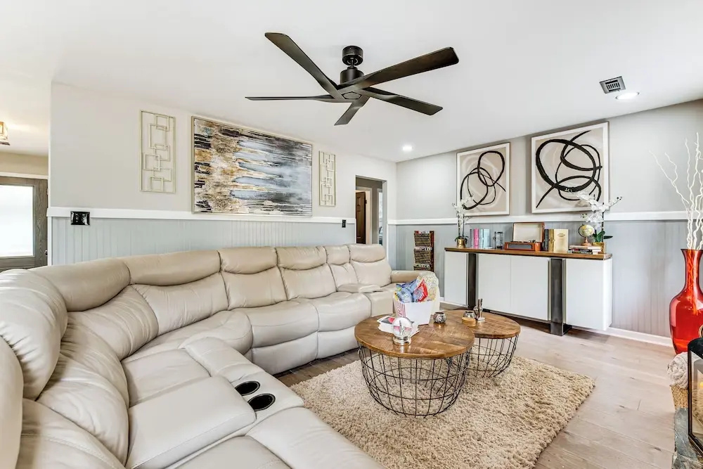 4 Mi to Airport: Atlanta Home w/ Deck & Hot Tub