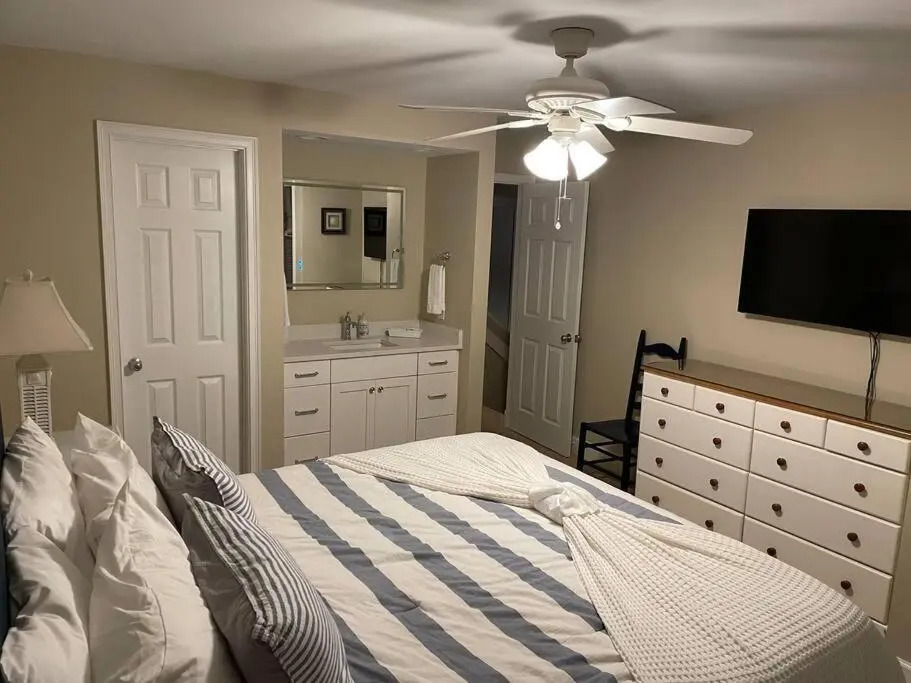 In the Heart of Harbour Town 2BR 2BA Pool Access Close to Beach