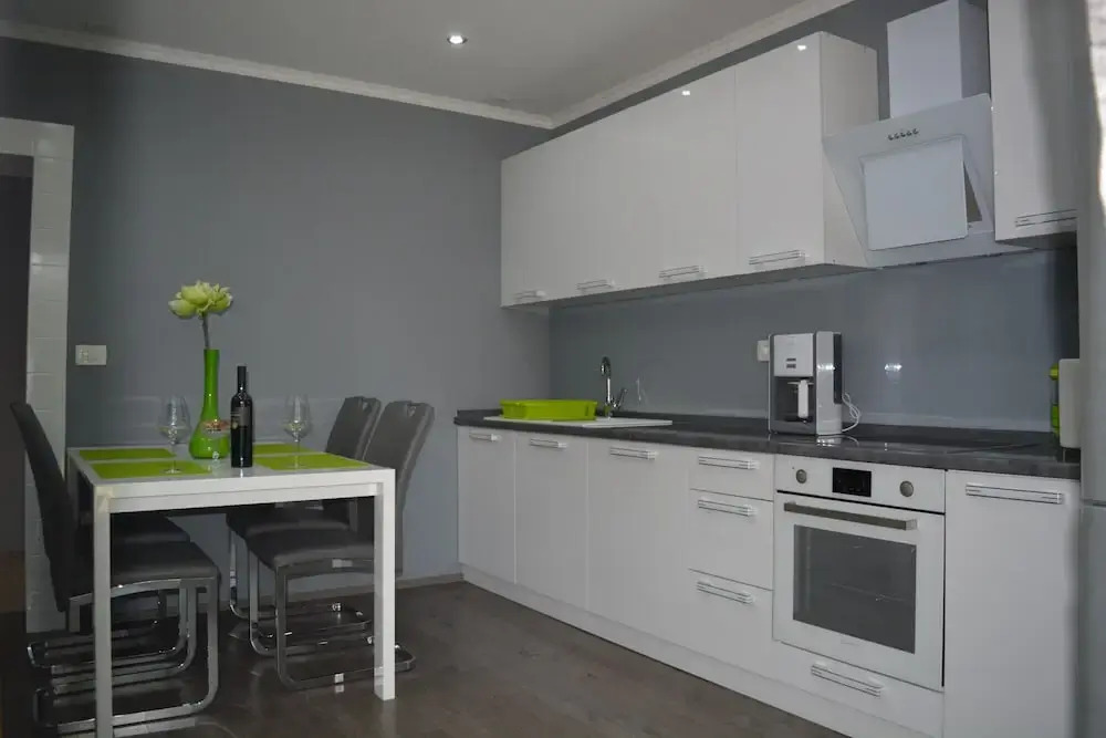 Green-beautiful Modern Apt. With Balcony & Garden