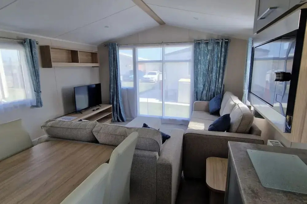 Family Caravan - Sleeps 6 - Pet Friendly - Parking