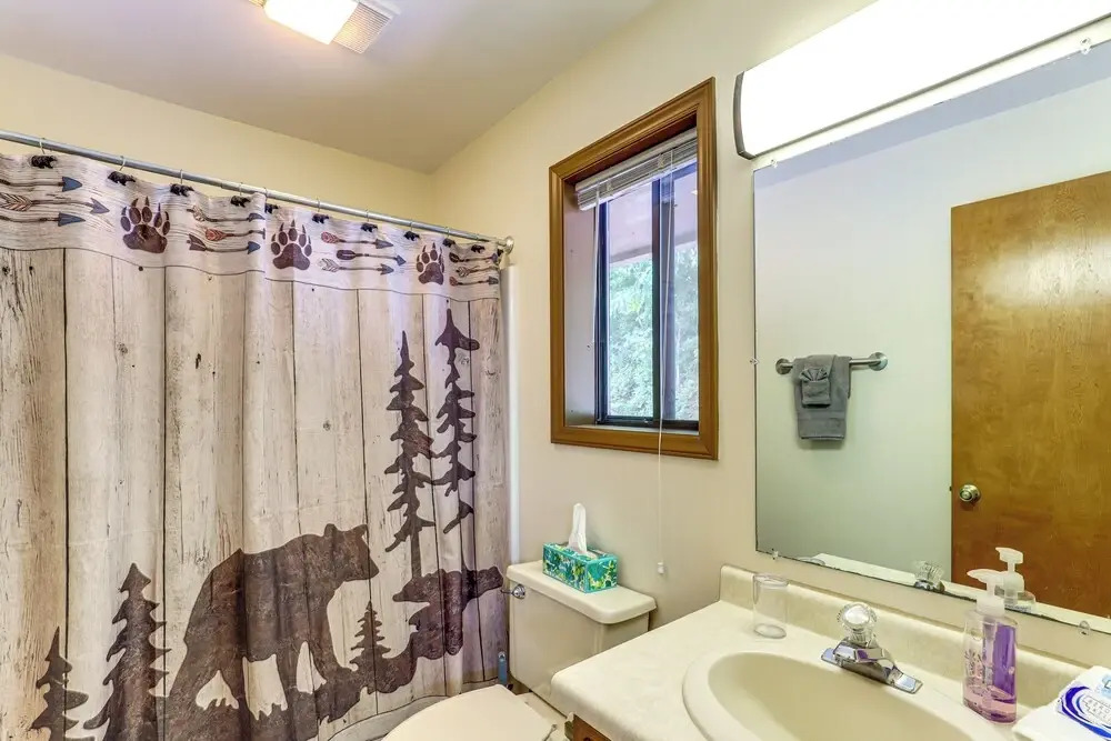 Maggie Valley Mountain Escape w/ Fireplace & Deck!