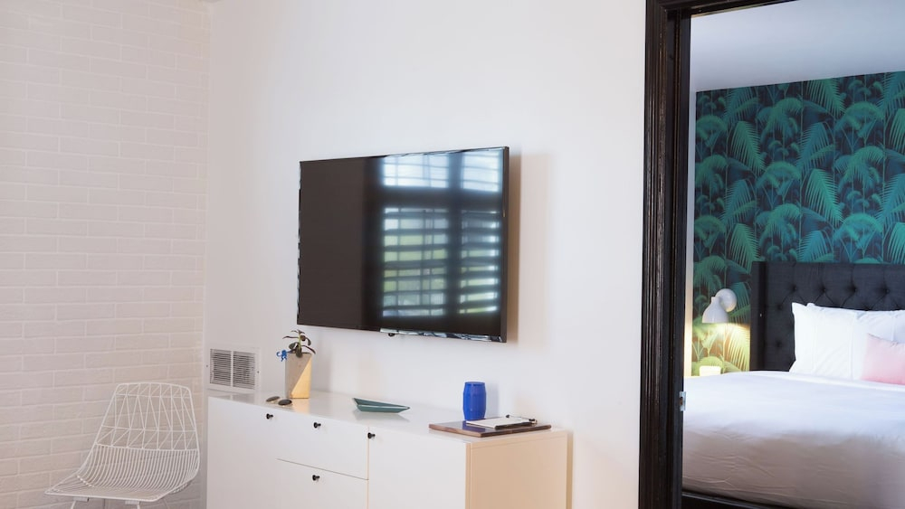 Sleeps 24 12 Suites in Walkable Sobro Near Downtown by Avantstay