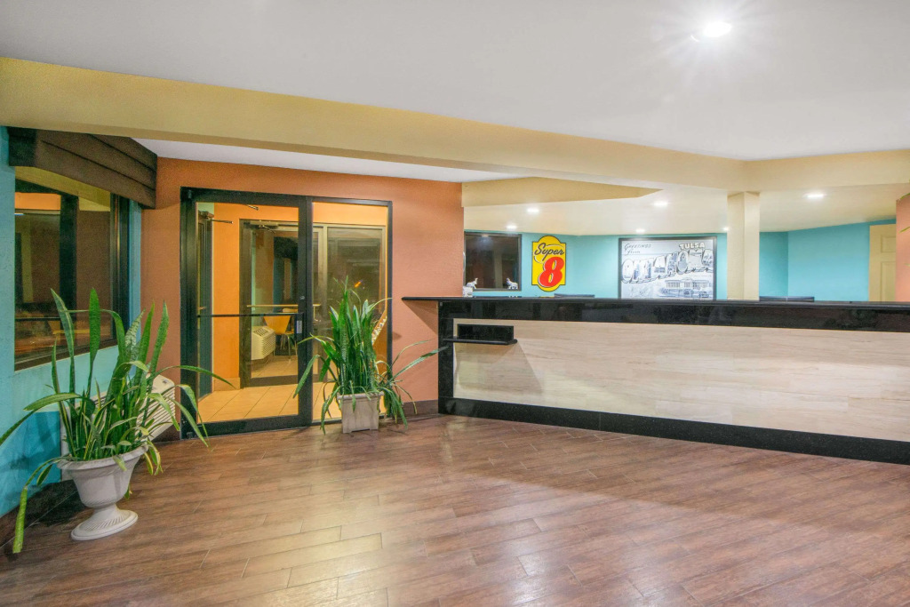 Super 8 by Wyndham Tulsa - Route 66