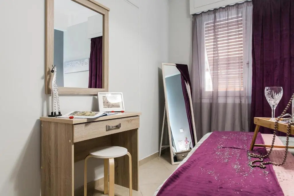 Safe, Central, Smart Double Rooms in apartment, next metro station walk to Acropolis