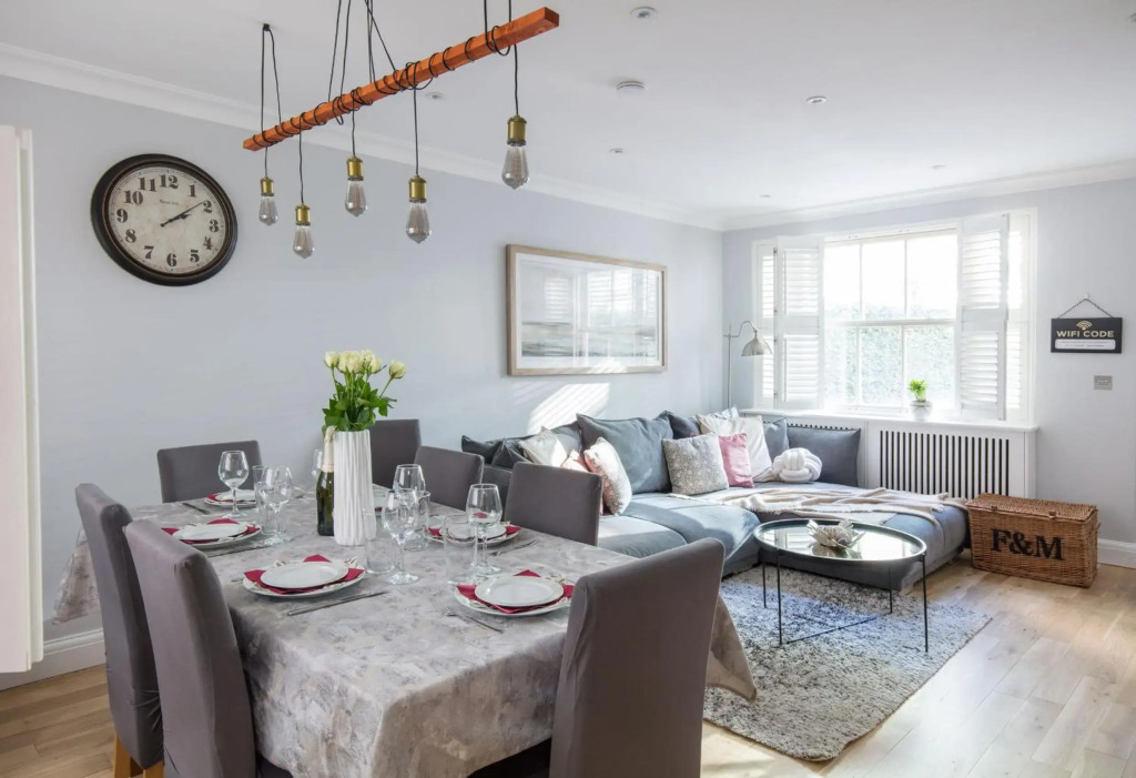 Spacious 4-bedroom mews house with private garage
