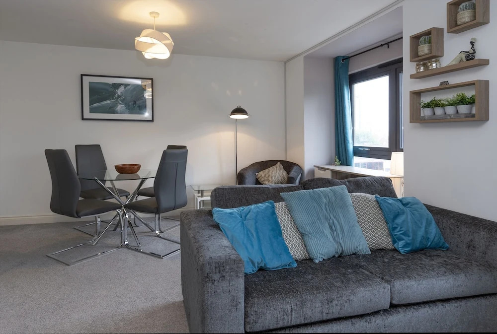 Higher Living - Southampton City Penthouse