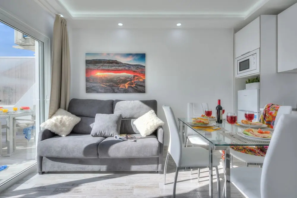 Tidy Apartment, Small Terrace and Air Conditioning