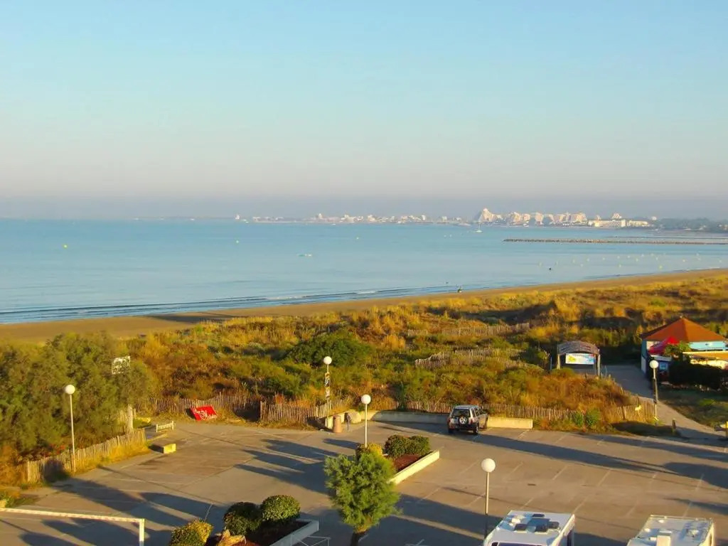 AS14629 - P2 Mezzanine avec vue mer latérale, dans une résidence sur plage avec parking privé