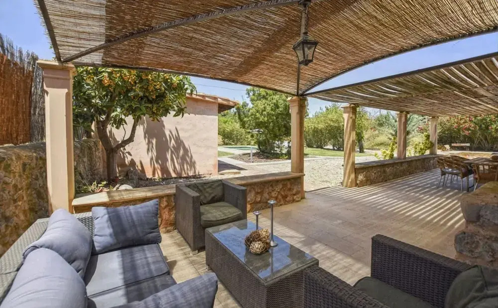 Poolside Garden Retreat in Búger