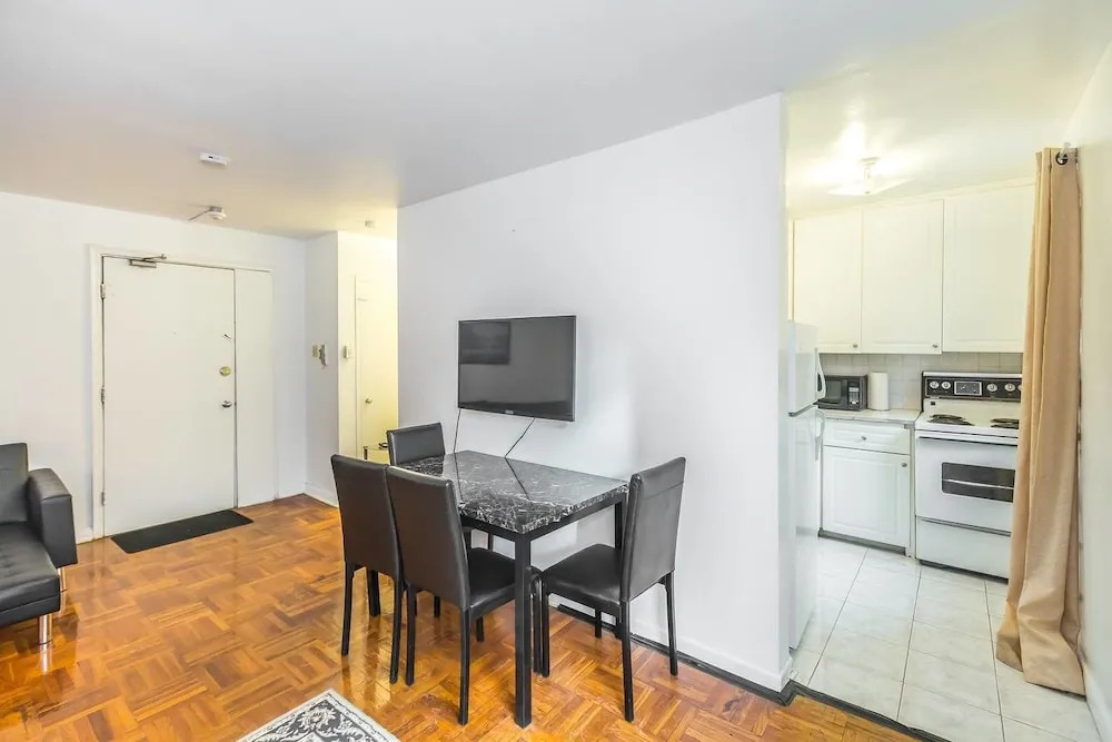 Magnificent Studio at Leaside -10 Mins to Downtown