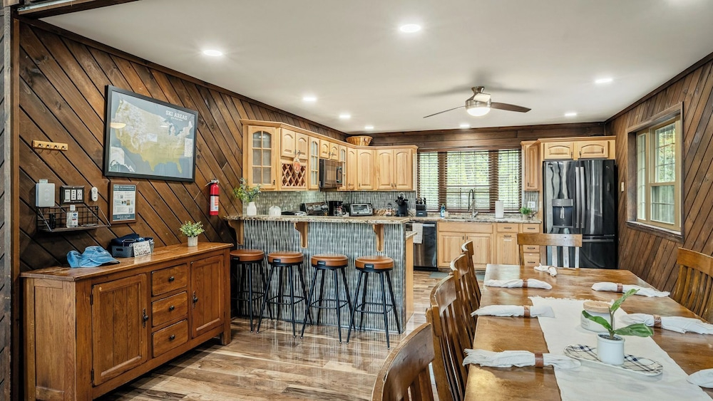Sky View Chalet by Avantstay Stunning Interior, Spacious Deck, Hot Tub, & View