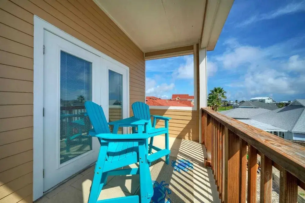 Sleeps 23, 2 Beachside Homes Resort Pool, Walk to the Beach, Balcony + Yard