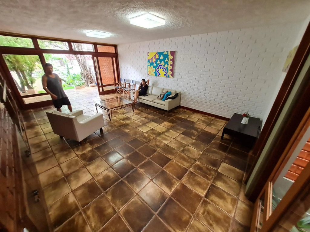 Casa Super Agradável, 250 metros da praia da Areia Preta, cinco quartos com ar, wifi, garagem, completa