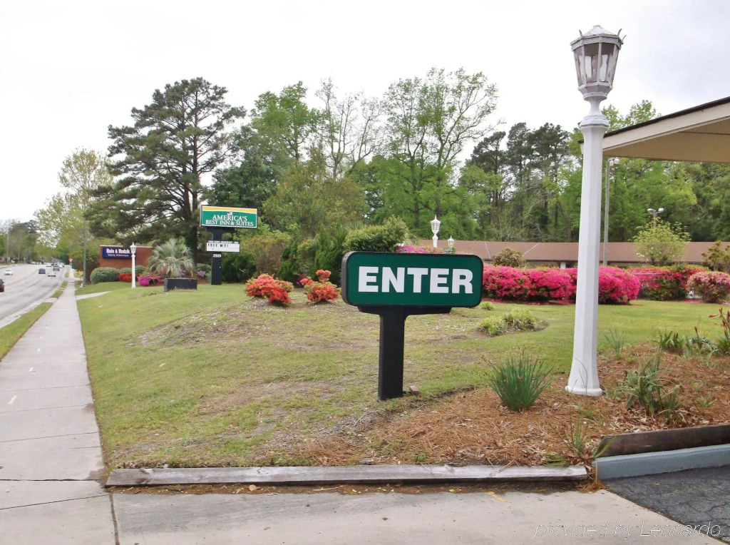 Azalea Inn & Suites