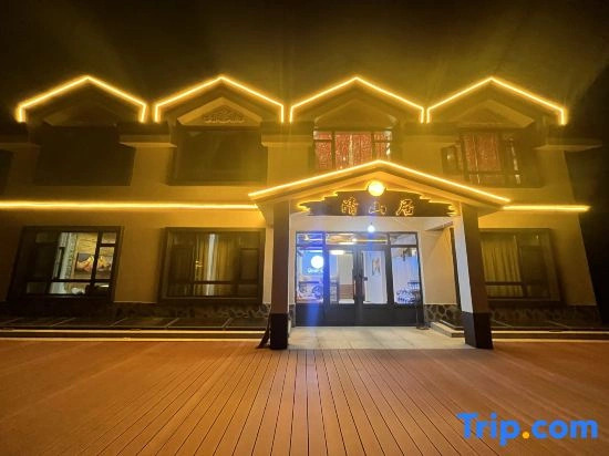 Qingshanju Snowman Wooden House