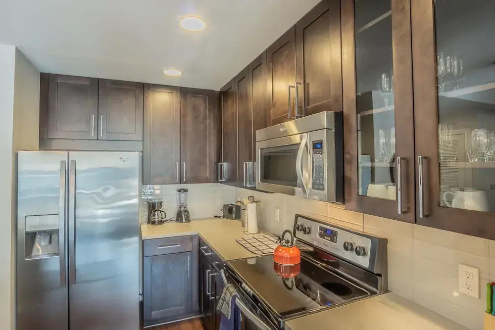 High Rise 2 Bedroom apartment in a Great location 2 Apts by RedAwning