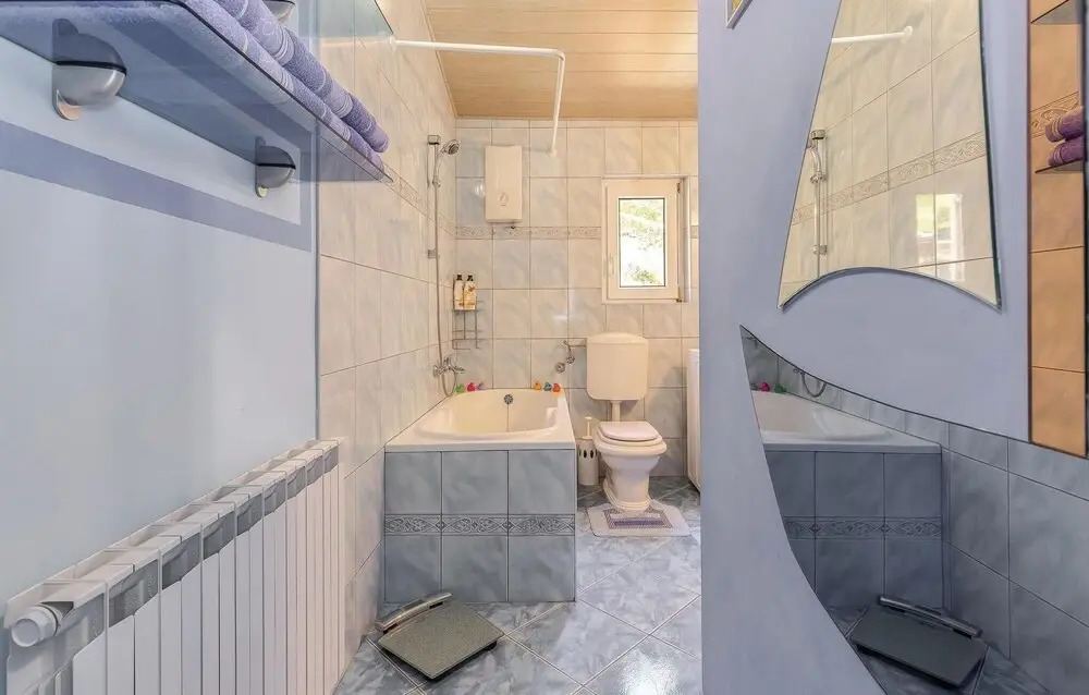Beautiful Home in Donji Zagon With Wifi and 6 Bedrooms