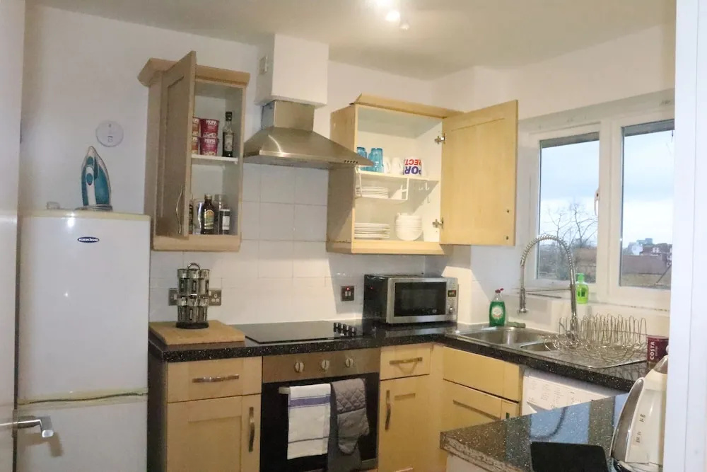 Skyline Haven Modern 2BR w/ Free Parking & 4kTV