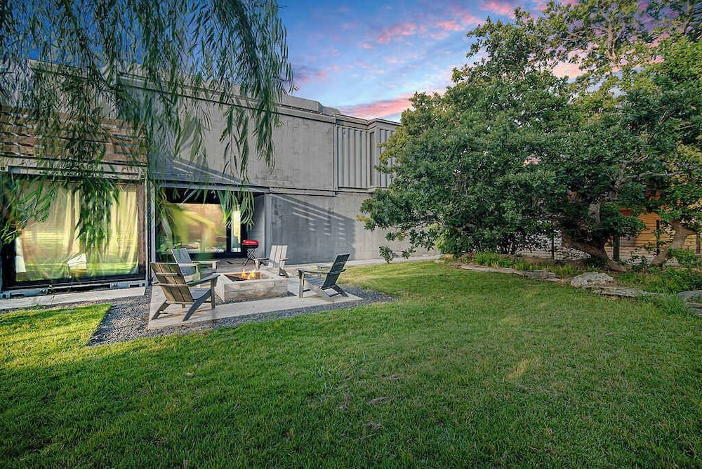 Luxury 4-bedroom Container Home, Hot-tub & Firepit