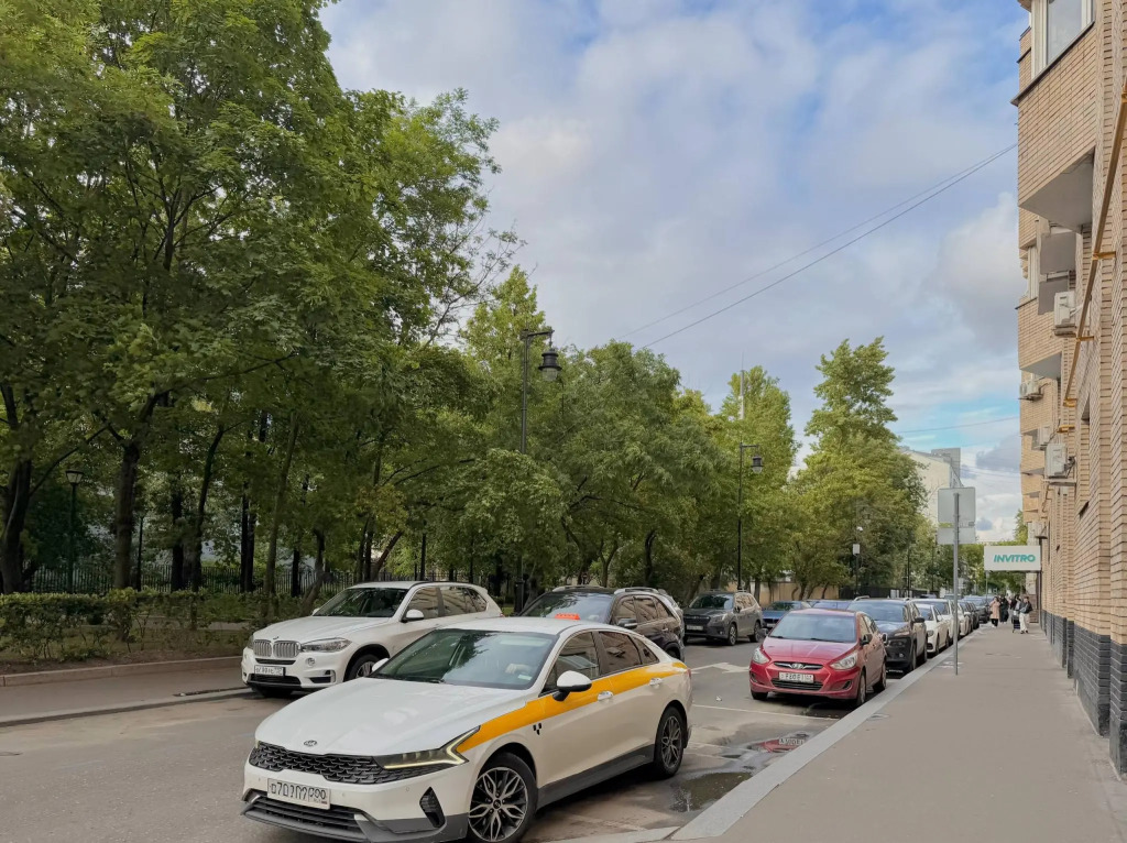 Счастливые метры на Арбате, Карманицкий переулок, 5