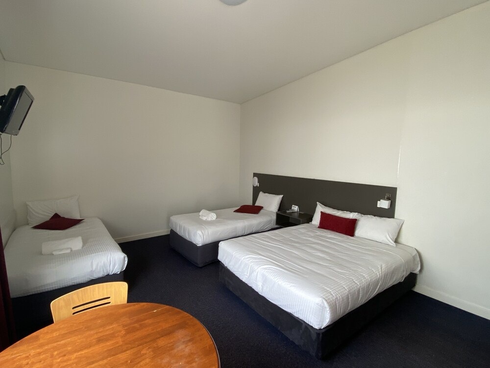Country Roads Motor Inn