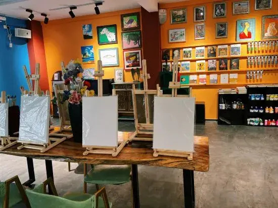Sanya Yomovo – Bridge House Art Inn