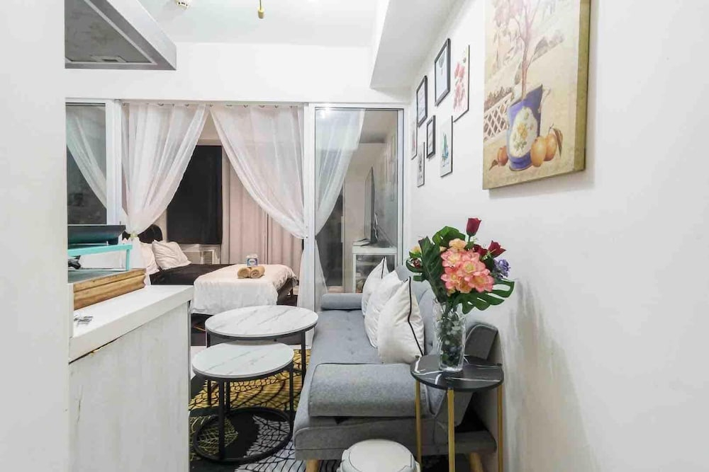 Azure 1BR Citylights With Netlfix Near Airport
