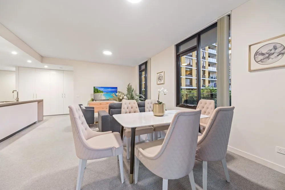 HomeHotel-Stylish Apt next to Train & Westfield