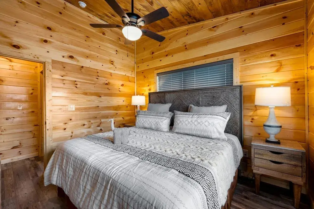 Brand New 4 4 Minutes to Dollywood w Hottub