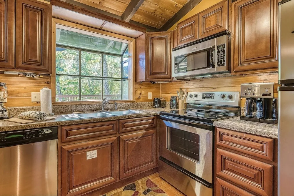 Gatlinburg Views A Unique Cabin Mountain Views Expansive Decks Adjacent To Gatlinburg & Ski Lodge cabin
