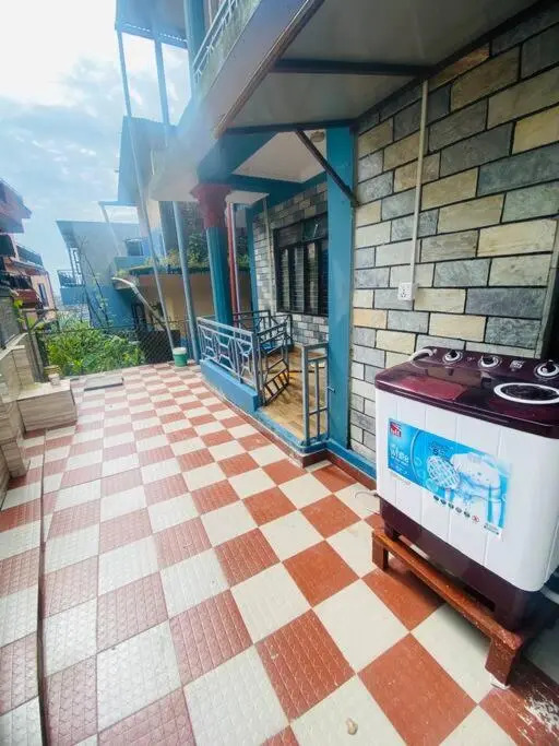Cheerful 2 bed room flat with parking near forest.