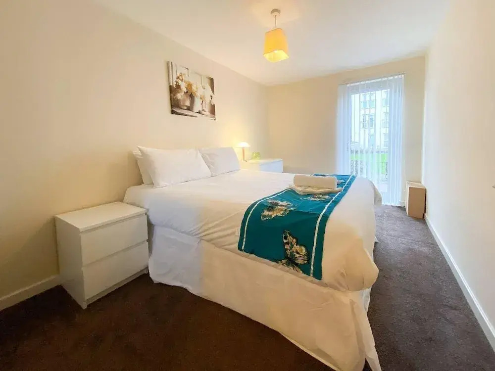 Glasgow Ellerslie Path 2bd Home - Parking
