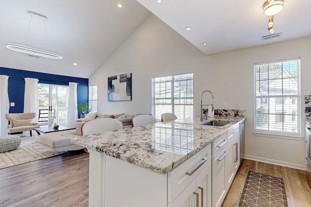 2 BR Condo w/ Golf Course Views & Pool