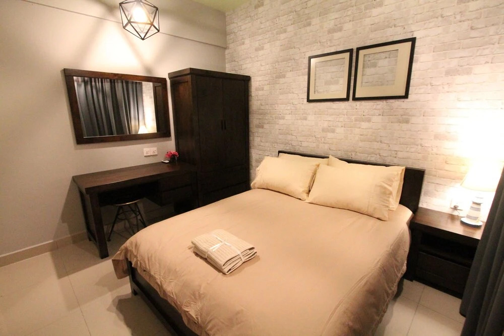 Ian's Majestic Condo